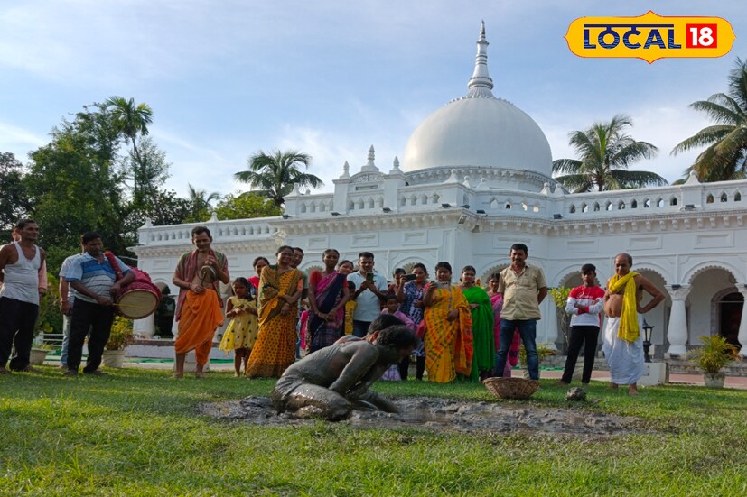 মূলত দুটি দল ভাগ হয়ে এই খেলা হয়। কাদার মধ্যেই চলে সমস্ত ফল নিয়ে কাড়াকাড়ি। হিন্দুদের কাছে এই দিনটি বিশেষ ভাবে পবিত্র বলে পরিচিত। একটি বিশেষ পুজোর পরে কাদা খেলার আয়োজন হয়।