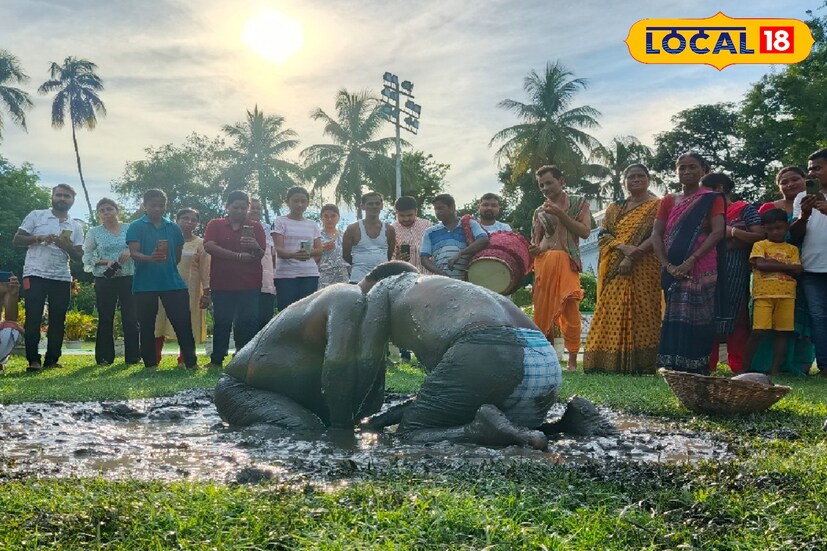 স্থানীয় রাজবংশী সম্প্রদায় এবং বাঙালিদের একটি ধর্মীয় অনুষ্ঠান এই মাথন খেলা। এই খেলায় শুধুমাত্র ছেলেরাই অংশগ্রহণ করে। জাম্বুরা, আপেল, নাশপাতি নারকেল দিয়ে এই খেলা আয়োজন করা হয়ে থাকে। তবে নারকেলটি খেলার মূল আকর্ষণ।