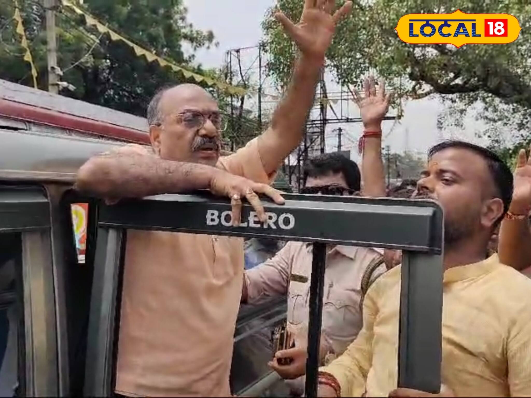 বনধের সমর্থনে রাস্তায় নেমে পুলিশের হাতে আটক কুলটির বিধায়ক