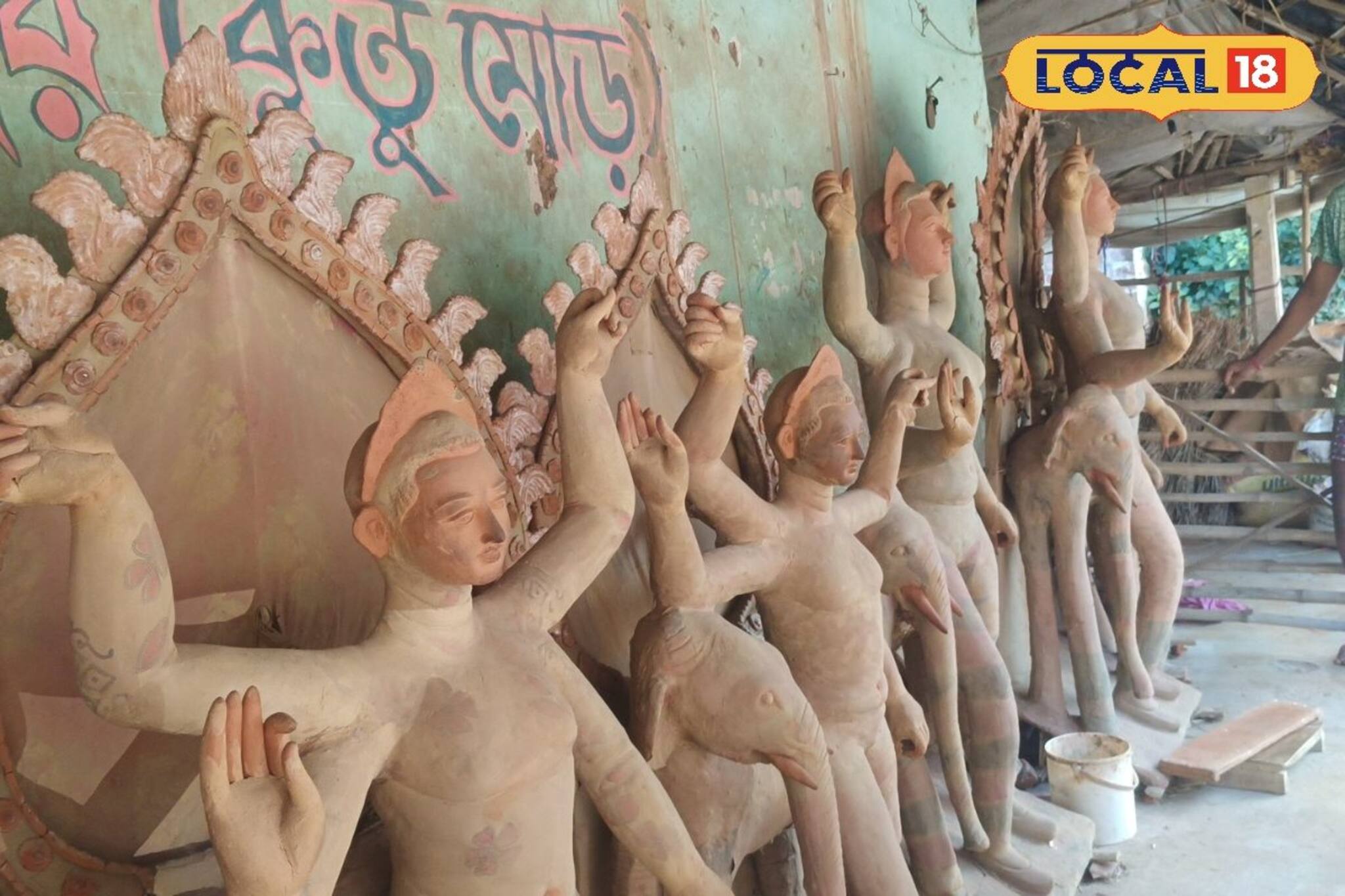 এখনও বাকি সপ্তাহ তিনেক, কিন্তু আগেভাগেই তৈরি হয়ে থাকছে বিশ্বকর্মা পুজোর মূর্তি