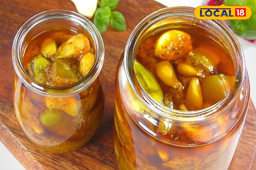 আচার ভাল রাখতে বেশি করে তেল ব্যবহার করুন। আচারের উপরে তেলের আস্তরণ থাকলে ব্যাকটেরিয়া টিকতে পারে না।