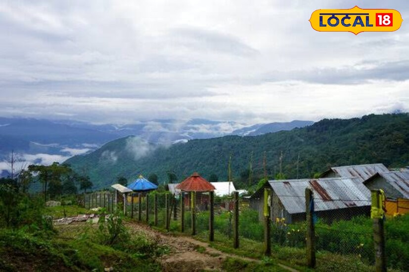 চিবো: পাহাড়ের কোলে মেঘে ঢাকা ছোট্ট গ্রাম চিবো। প্রায় ৪১০০ ফুট উচ্চতায় এই গ্রামটির সঙ্গে এখনও পর্যটকদের বেশি আলাপ নেই। চিবোতে থাকার জায়গা একটিই রিসর্ট, ‘চিবো ইন’। পাহাড়ের ঢালে ছড়ানো ছোট-ছোট কাঠের কটেজ।জানলা দিয়ে মেঘ-কুয়াশার হাতছানি, খরস্রোতা নদীর শব্দ..মন জুড়োবেই। এখানে বিদেশি পর্যটকদের  সমাগমের কারণে আধুনিক অনেক সুবিধেই পাবেন। নিউ জলপাইগুড়ি/শিলিগুড়ি থেকে মাত্র ৭৬ কিলোমিটার দূরত্বে অবস্থিত এই গ্রাম। 