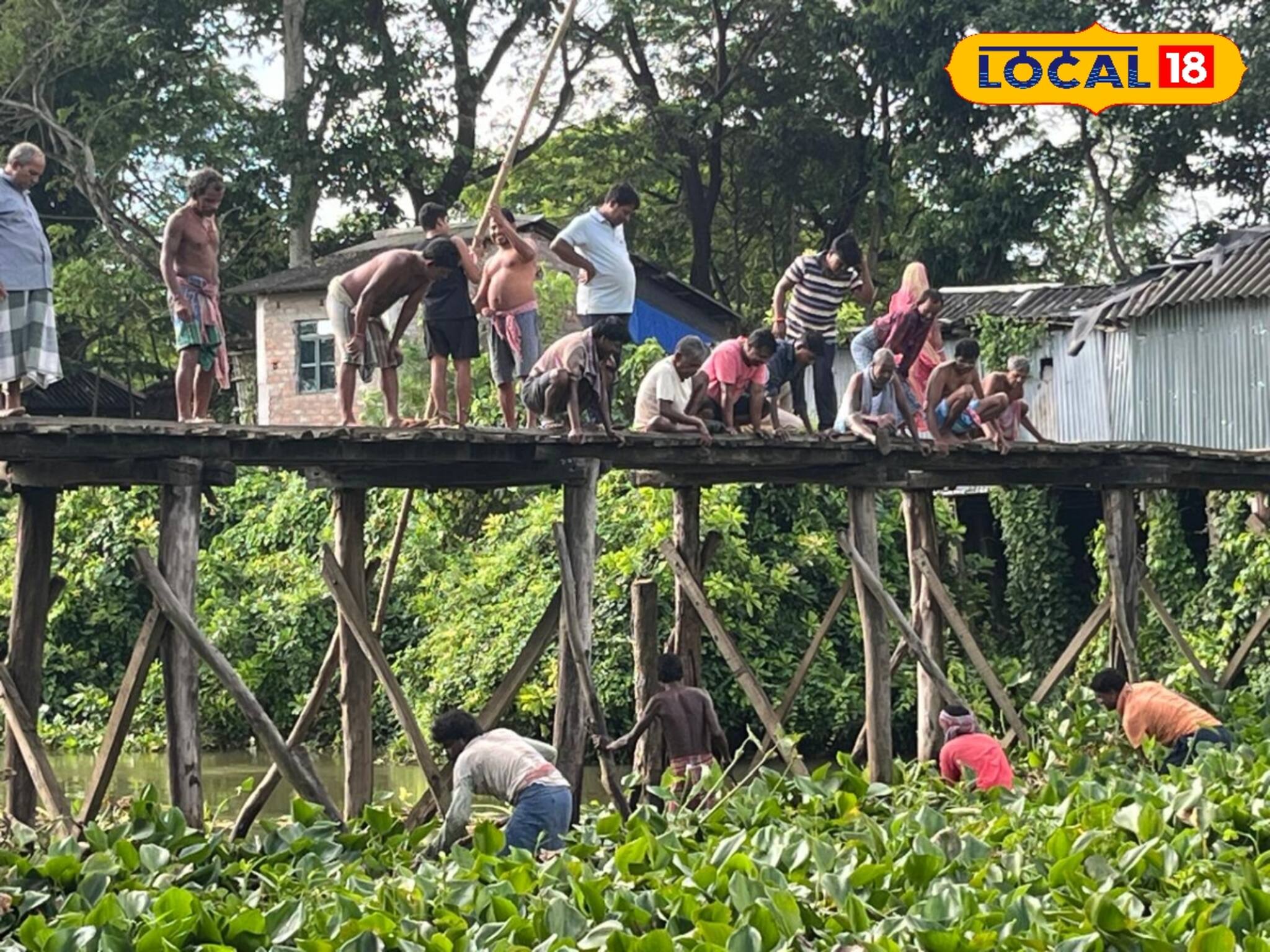 প্রশাসনের অপেক্ষা নয়, নিজেদের উদ্যোগেই কাঠের ব্রিজ মেরামত করলেন গ্রামবাসীরা