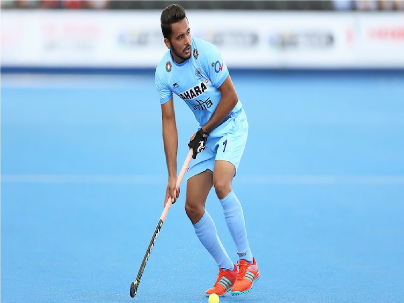 ১৯৯৬ সালে অমৃতসরে জন্মেছিলেন তিনি৷ ভারতের সবচেয়ে বড়লোক হকি প্লেয়ার হয়েও তিনি বড়লোক হওয়ার ঔদ্ধত্য প্রকাশ করেন না৷ বরং ভীষণভাবে মাটিতে পা রেখে দলের সতীর্থদের সঙ্গে কাঁধে কাঁধ মিলিয়ে দলকে একেবারে সামনের থেকে নেতৃত্ব দেন তিনি৷