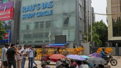 রাজেন্দ্রনগরের ছাত্র মৃত্যুর ঘটনায় সুপ্রিমকোর্টের তীব্র সমালোচনা
(Image: PTI/File) রাজেন্দ্রনগরের ছাত্র মৃত্যুর ঘটনায় সুপ্রিমকোর্টের তীব্র সমালোচনা
(Image: PTI/File)