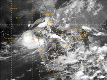 ৫৫ কিমি গতিতে আছড়ে পড়বে ঝড়, নিম্নচাপের খেলা ৪৮ ঘণ্টা, এটা কমলেই ফের নিম্নচাপ ৫৫ কিমি গতিতে আছড়ে পড়বে ঝড়, নিম্নচাপের খেলা ৪৮ ঘণ্টা, এটা কমলেই ফের নিম্নচাপ
