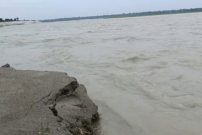এ বিষয়ে লতবাড়ি গ্রাম পঞ্চায়েত প্রধান ধীরেন বাগোয়ার বলেন, “আগে একটা সময় অনেক বাসিন্দাদের অনেকে পরিকল্পনা ছাড়াই বাড়ি তৈরি করেছেন। নর্দমা তৈরি করার মতো জায়গা রাখেননি। যার জন্য এমন অবস্থা হচ্ছে।&quot;বর্তমানে প্রশাসনের তরফে এলাকার নদীগুলির দিকে নজর রাখা হচ্ছে।