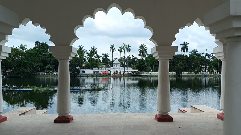 জেলা কোচবিহারের সদর শহরের প্রায় প্রাণকেন্দ্রেই রয়েছে মদনমোহন বাড়ি। আর মদনমোহন বাড়ির উল্টো দিকেই রয়েছে রাজ আমলে খনন হওয়া বৈরাগী দিঘি। রাজ আমলে মদন বাড়ির পুজোর কাজ এবং মন্দিরের ভক্তদের জলের অভাব পূরণ করতে এই দিঘি খনন করা হয়েছিল। (Sarthak Pandit)