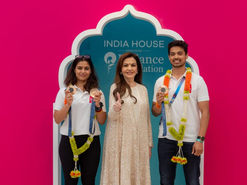 মঙ্গলবার প্যারিসের ইন্ডিয়া হাউসে অলিম্পিক্সে পদক জয়ী ক্রীড়াবিদ সহ অন্যান্য ভারতীয় অ্যাথলিটদের নিয়ে বর্ণাঢ্য অনুষ্ঠানের আয়োজন করা হয়। ছিলেন শুটিংয়ে জোড়া ব্রোঞ্জ পদক জয়ী মনু ভাকের, অপর ব্রোঞ্জ জয়ী শুটার স্বপ্নিল কুশালে, ব্যাডমিন্টন খেলোয়াড় লক্ষ্য সেন, বক্সার লভলিনা বরগোহাঁই সহ এক ঝাঁক ভারতীয় অ্যাথলিটরা। 