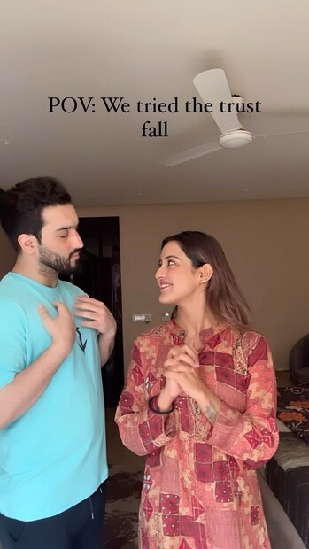 ইনস্টাগ্রাম পোস্টে অঙ্কিতের ছবি শেয়ার করে ইনশা লিখেছেন, “আমাকেও একদিন নিয়ে যাও। আমি অন্যভাবে কাজ করার প্রতিশ্রুতি দিচ্ছি। বেবি, প্লিজ ফিরে এসো। আমি তোমাকে মিস করছি।’’ অঙ্কিতের মৃত্যুর কারণ নিয়ে মুখ খোলেননি ইনাশা। তবে জানা গিয়েছে, আচমকা হৃদরোগে আক্রান্ত হয়ে মৃত্যু হয় অঙ্কিতের। এত কম বয়সে হার্ট অ্যাটাক বিরল ঘটনা। Photo Courtesy: Insha Ghai/Instagram
