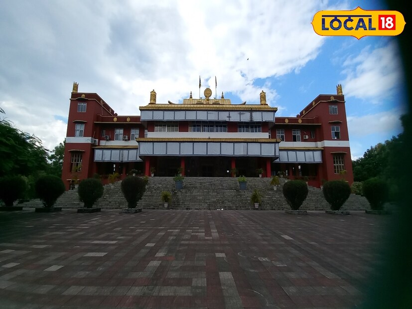 *যে কারণে নিত্যদিনের মানসিক চাপ থেকে কিছুটা হলেও মুক্তি পেতে ডুয়ার্সে বেড়াতে আসা পর্যটক থেকে আশপাশের জেলা থেকে বহু শান্তিকামী মানুষের ভীড় বাড়ছে এই বৌদ্ধ দর্শন প্রচারের শিক্ষা নিকেতনে। সংগৃহীত ছবি। 