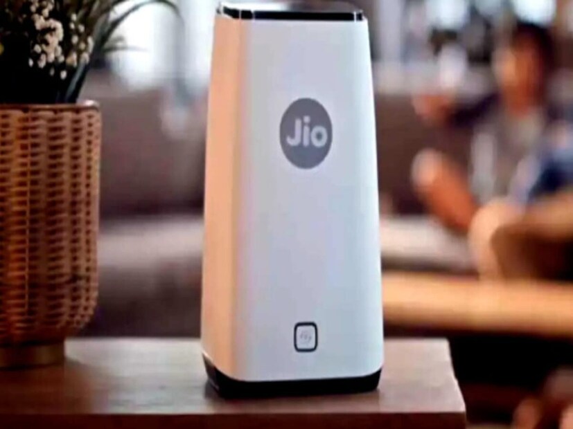 যাদের আরও গতির প্রয়োজন তারা ৩০০ Mbps ব্যান্ডউইথ সহ ১৪৯৯ টাকার প্ল্যানে যেতে পারে বা ২৪৯৯ টাকায়, কেউ ৫০০ Mbps প্ল্যানটি বেছে নিতে পারে। সবশেষে, সবচেয়ে ব্যয়বহুল মাসিক Jio AiFiber-এর দাম ১ Gbps পর্যন্ত ডাউনলোড স্পিড সহ মাসে ৩৯৯৯ টাকা। Photo- Representative