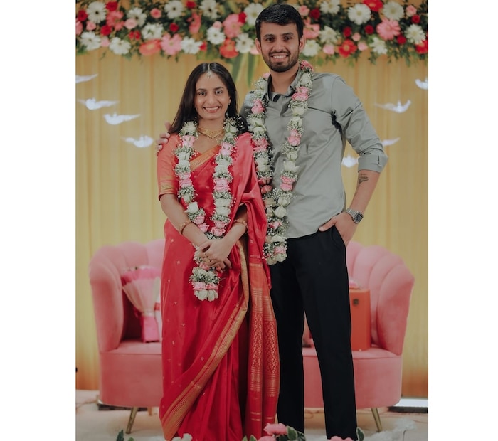 ক্যাপশনে জিতেশ তার প্রেমের গল্পে ৮-র সংযোগও যোগ করেছেন। তিনি ক্যাপশনে লিখেছেন, &quot;এই অদ্ভুত পৃথিবীতে, আমরা আমাদের চিরতরে ৮.৮.৮, ৮ আগস্ট, ২০২৪ পেয়েছি।&quot;