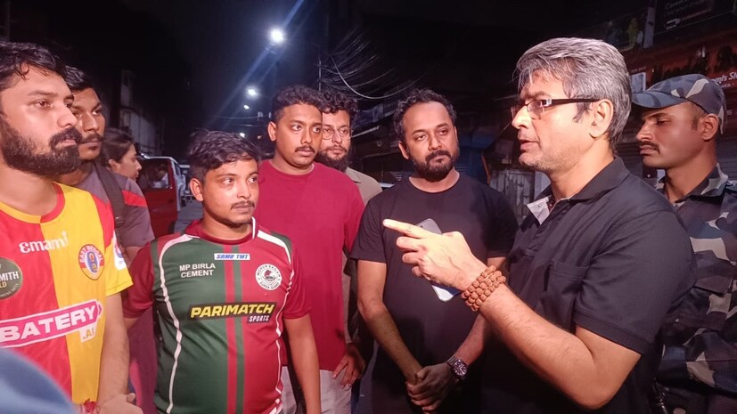 মেয়েদের রাত দখলের পর, গতকাল, রবিবার মোহনবাগান-ইস্টবেঙ্গল সমর্থকদের একাংশের বিক্ষোভে দীর্ঘক্ষণ অচল ছিল ইএম বাইপাস। পথে নেমেছিলেন টালিগঞ্জের শিল্পীরাও। 