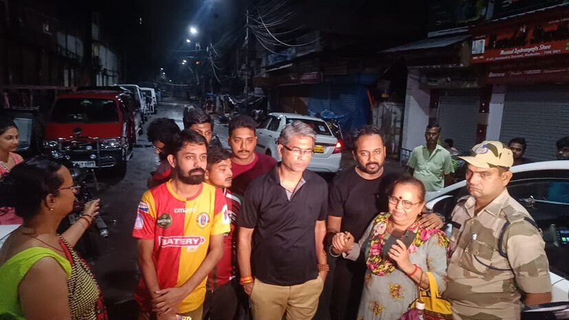 ফুটবলপ্রেমীদের নাম: সন্দীপ বোস, সন্দীপ গায়েন, অর্ক দে, সুব্রত রায় , রাজদীপ ভট্টাচার্য এবং শুভাশিস বোস ৷