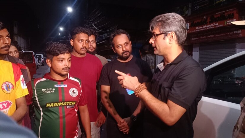 পুলিশের সঙ্গে দীর্ঘ আলোচনার পর ওই ৬ ফুটবলপ্রেমীকে ছাড়ানোর ব্যবস্থা করেন কল্যাণ চৌবে। লালবাজার থেকে বেরিয়েও জাস্টিস ফর আরজি কর স্লোগান ফুটবলপ্রেমীদের গলায়। 