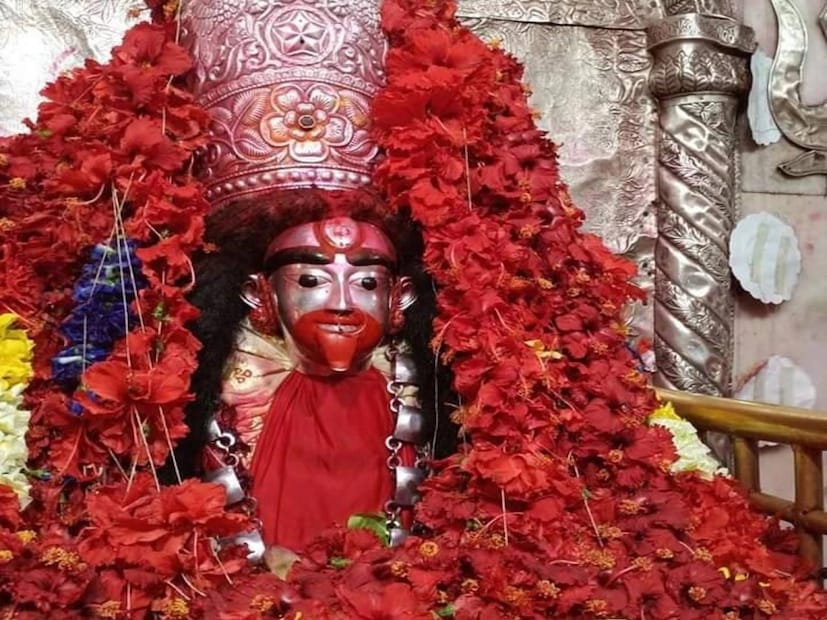 *ভাদ্র মাসের এই কৌশিকী অমাবস্যার তিথিতে বিশেষ তন্ত্রমন্ত্রের ক্রিয়া চলে। তারাপীঠ মহাশ্মশানে গোটা রাত ধরে এই বিশেষ আরাধনায় বসেন। কথিত রয়েছে, এই তারাপীঠে, কৌশিকী অমাবস্যার দিনে সাধক বামাক্ষ্যাপা সিদ্ধিলাভ করেছিলেন। তন্ত্র মতে, এই রাতকে 'তারা রাত্রি'ও বলা হয়। সংগৃহীত ছবি।