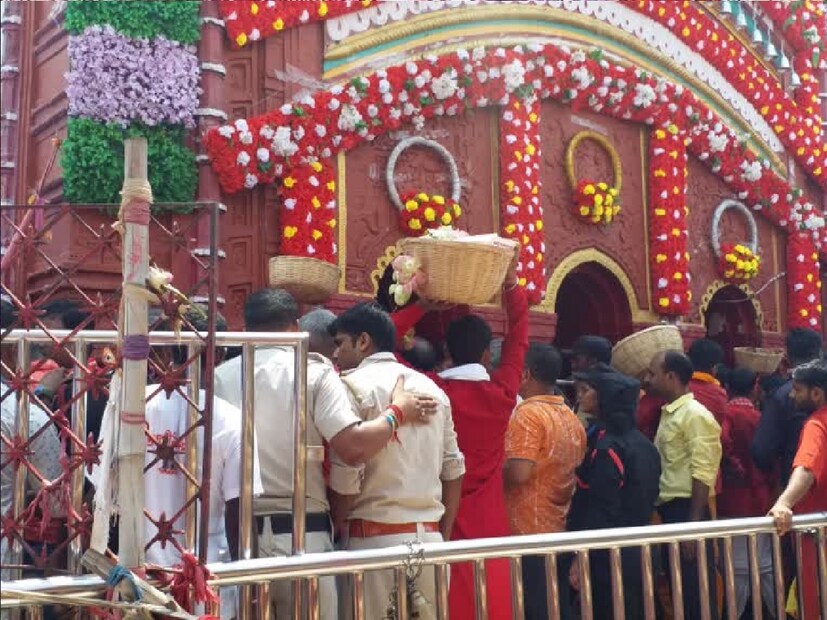 *অমাবস্যার দিন আপনার বাড়িঘর খুব সুন্দর ভাবে পরিষ্কার রাখুন। ওই দিন যেন বাড়ি অপরিষ্কার না থাকে, সে দিকে নজর রাখবেন। কোনও এঁটো বাসনপত্র যেন না থাকে, সে দিকে খেয়াল রাখবেন। কোনও পুরনো, ছেঁড়া জামাকাপড় থাকলে, সেগুলি কাউকে দিয়ে দেবেন বা ফেলে দেবেন। শুধু বাড়িই নয়, বাড়ির সামনের উঠোনও পরিষ্কার রাখবেন।