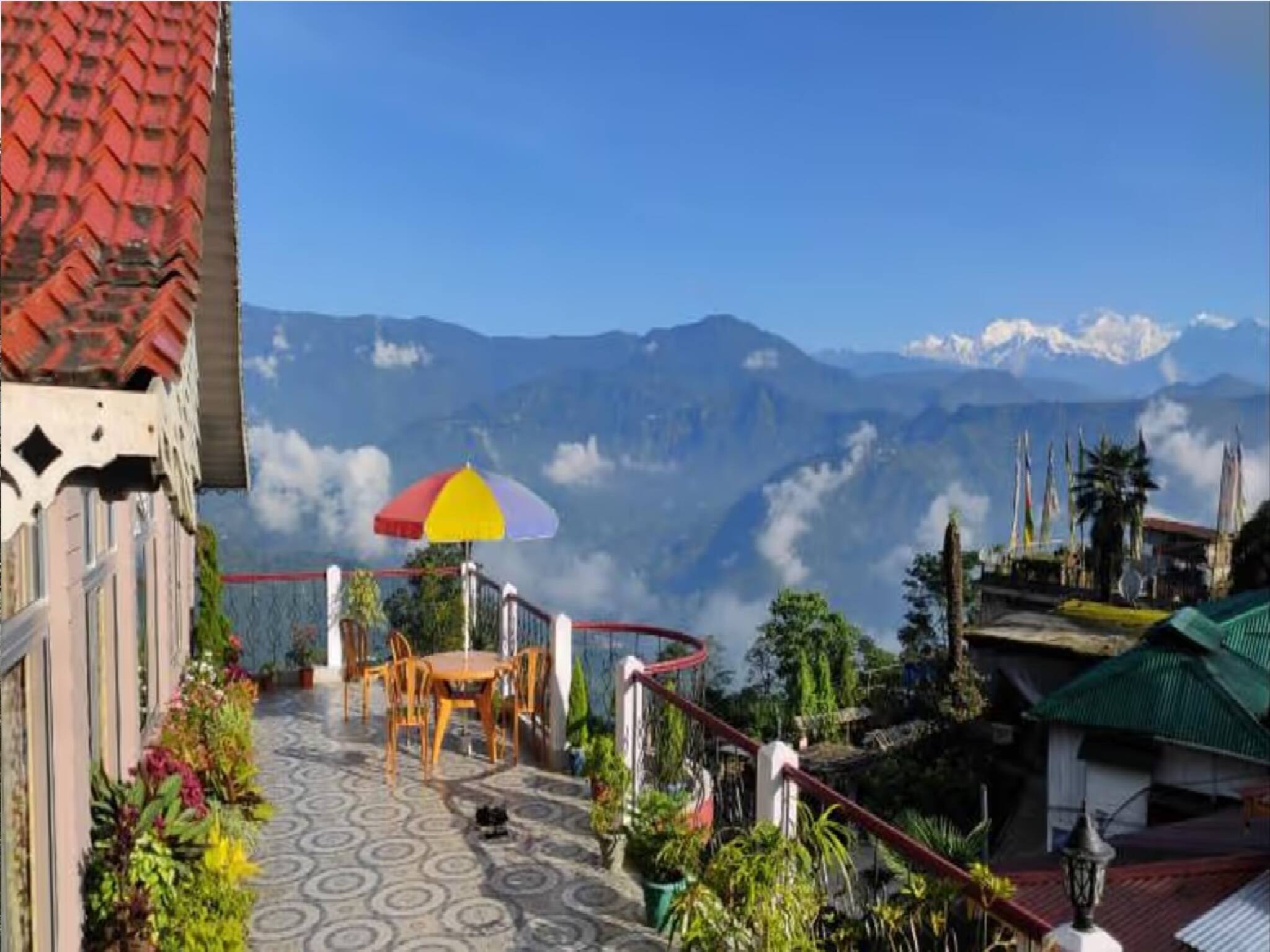 ব্যালকনিতে দাঁড়ালে একফ্রেমে দার্জিলিং-সিকিম, গরম চা হাতে কাঞ্চনজঙ্ঘা! ঘুরে আসুন