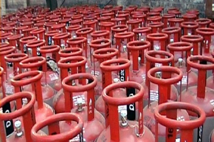 One gas cylinder works fine but the second cylinder runs out of gas a day after it is installed for cooking After that, the matter of keeping water inside the cylinder comes into notice One gas cylinder works fine but the second cylinder runs out of gas a day after it is installed for cooking After that, the matter of keeping water inside the cylinder comes into notice