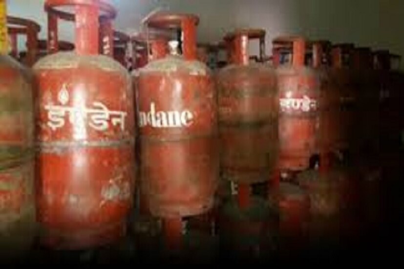 কলকাতায় বিক্রি হচ্ছে ১৭৬৪.৫০ টাকায়, মুম্বইতে মিলছে ১৬০৫ টাকায়, চেন্নাইতে সিলিন্ডারের দাম হয়েছে ১৮১৭ টাকা। প্রতীকী ছবি ৷