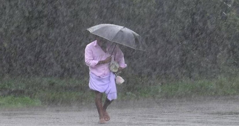 আবহাওয়া রিপোর্ট বলছে গাঙ্গেয় পশ্চিমবঙ্গ এবং তৎসংলগ্ন বাংলাদেশের উপর গঠিত গভীর নিম্নচাপটি পশ্চিম দিকে সরে গিয়েছে এবং পরবর্তী ২৪ ঘণ্টায় এটি ধীরে ধীরে দুর্বল হয়ে একটি 'নিম্নচাপে' পরিণত হবে।