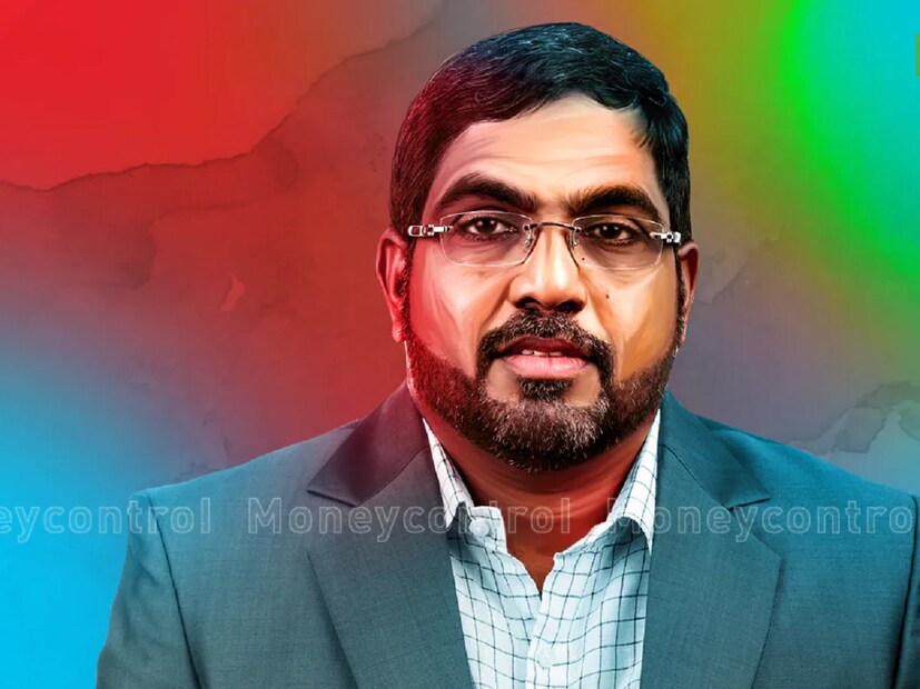 কিন্তু টাকা আসবে কোথা থেকে? ব্যবসার রোডম্যাপ করে ফেলেছেন। কিন্তু জুয়েলারির দোকান দেবার টাকা নেই। শেষ পর্যন্ত বাড়ি বিক্রি করার সিদ্ধান্ত নেন তিনি। ৫০ লাখ টাকা পান। সেই দিয়েই ১৯৯৩ সালে কোঝিকোড়ের ৪০০ বর্গফুটের একটি দোকান থেকে শুরু হয় ‘মালাবার গোল্ড অ্যান্ড ডায়মন্ডস’-এর যাত্রা। 