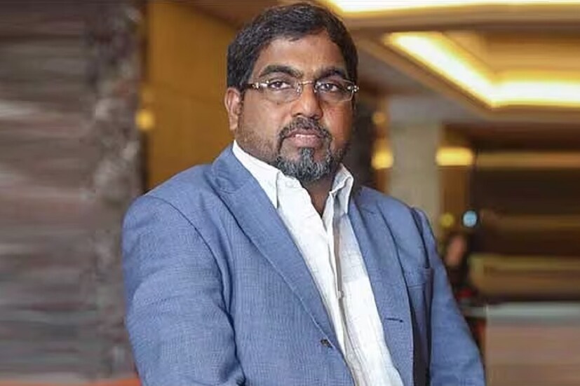 আহমেদ দেখেন, মালাবারের মানুষের সোনার প্রতি খুব আগ্রহ। যে কোন অনুষ্ঠানে সোনার বিক্রিবাটা বেড়ে যায়। সেই দেখে, জুয়েলারির দোকান খোলার সিদ্ধান্ত নেন তিনি। শহরের নামেই দোকানের নাম দেন, ‘মালাবার গোল্ড অ্যান্ড ডায়মন্ডস’। 