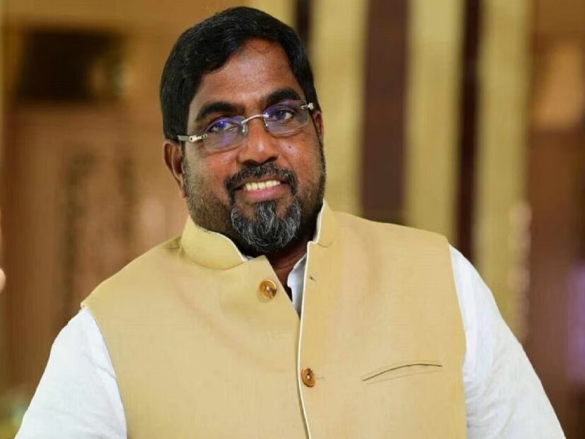 রাস্তার ধারের ছোট দোকান থেকে একাধিক শো-রুমের মালিক! এমপি আহমেদের জীবন আক্ষরিক অর্থেই ফুটপাথ থেকে রাজপথে উঠে আসার গল্প। কথায় বলে, সাফল্য একদিনে আসে না, কিন্তু সঠিক পথে পরিশ্রম করলে একদিন অবশ্যই আসে। এই আপ্তবাক্যকে সত্যি প্রমাণ করে দেখিয়েছেন তিনি। 
