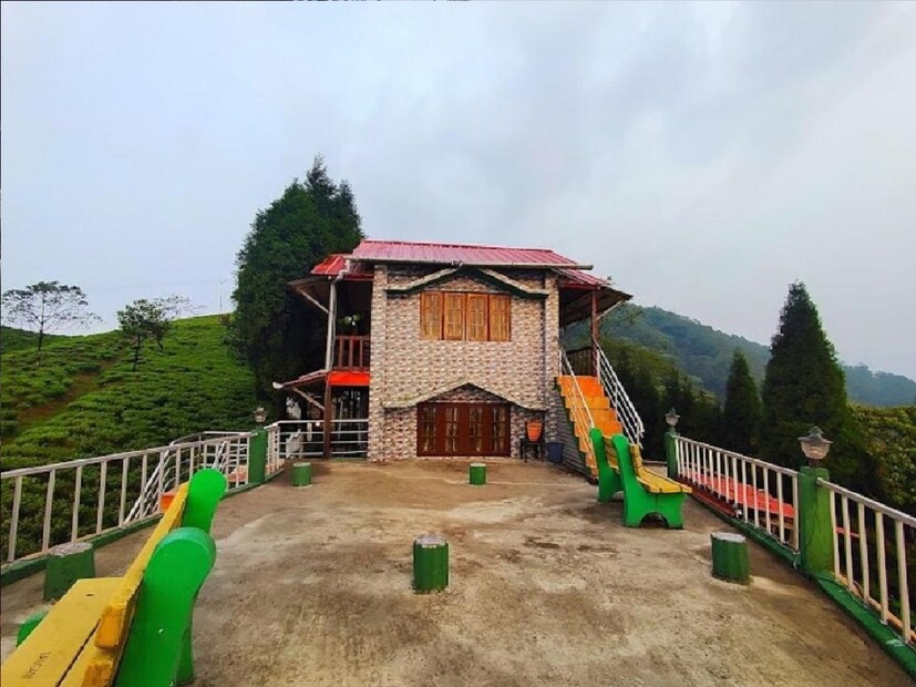 *দার্জিলিং পাহাড়ে অবস্থিত উত্তরবঙ্গের এই জায়গাটি হয়তো অনেকের কাছেই অজানা। গ্রামের নাম মাহালদিরাম। ঘরের বারান্দায় দাঁড়িয়ে হাত দিয়েই ছুঁতে পারবেন মেঘ, কখনও মেঘ হয়তো চলে যাবে আপনার ঘরের ভিতর দিয়ে। সংগৃহীত ছবি। 