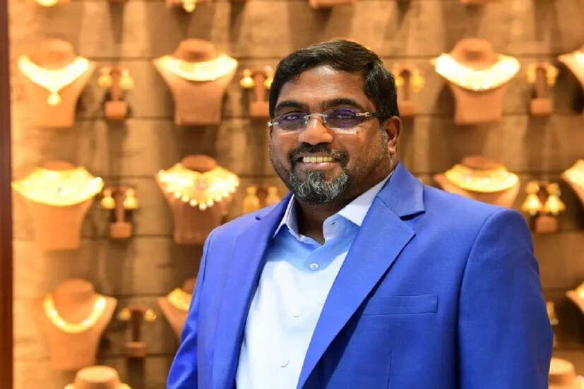 ২০০১ সালে ভারতের বাইরে প্রথম স্টোর খোলেন আহমেদ। সেটা হল রিয়াধে। এর দশ বছর পর ২০১১ সালে রিয়াধের ৫০ তম স্টোরেরও উদ্বোধন করেছিলেন। বর্তমানে ৭টি দেশে ১০৩টি স্টোর রয়েছে ‘মালাবার গোল্ড অ্যান্ড ডায়মন্ডস’-এর (Malabar Gold &amp; Diamonds)। ভারত এবং সংযুক্ত আরব আমিরশাহিতে কারখানাও খুলেছেন। জুয়েলারির দুনিয়ায় হয়ে উঠেছেন বেতাজ বাদশা। তাঁর জীবন আজ রূপকথা। 