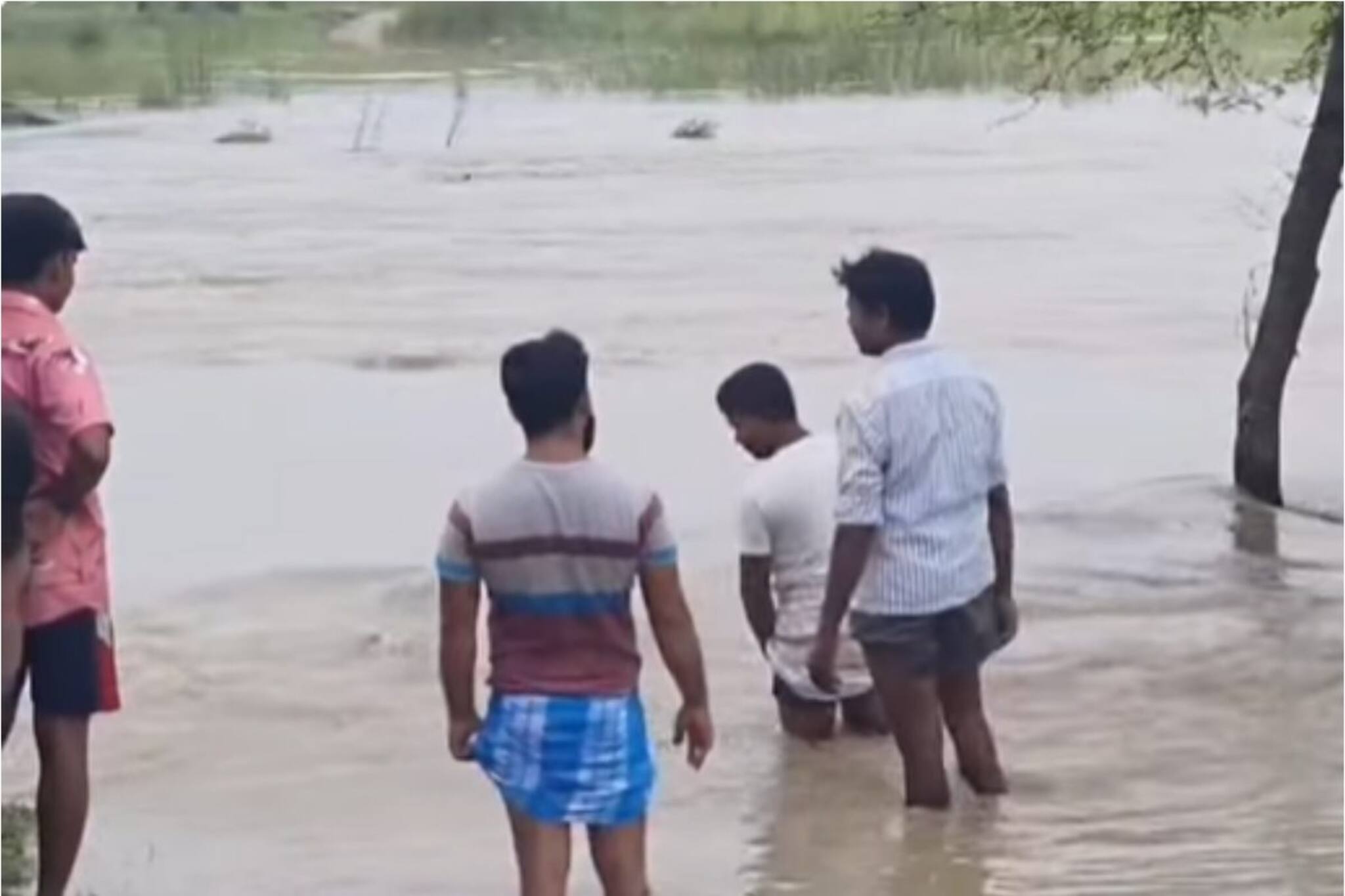 বাঁধ ভেঙে বিপত্তি! গঙ্গার জলে বন্যা পরিস্থিতি একাধিক গ্রামে