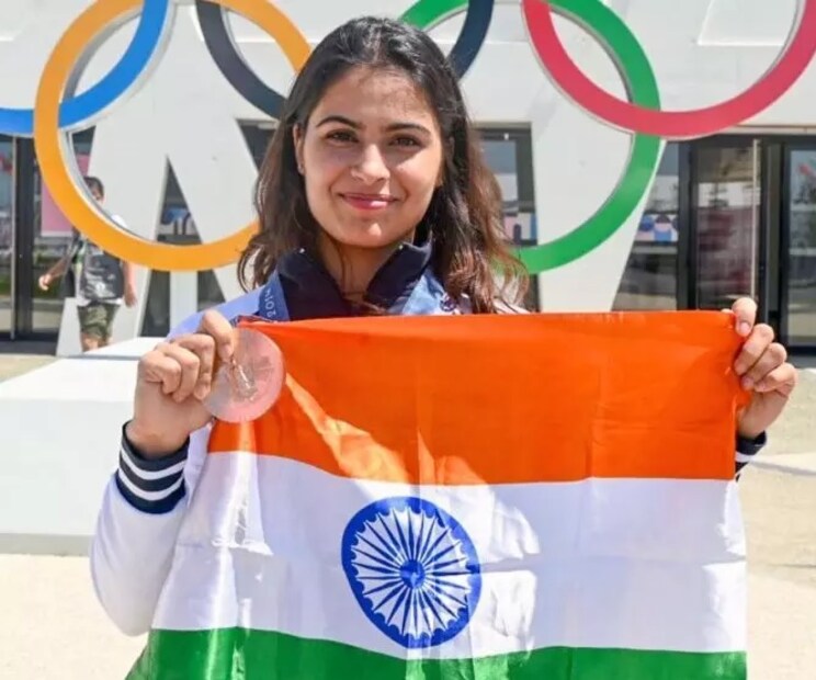 ভারতের পতাকাবাহক হতে পেরে গর্বিত মনু। তিনি বলছেন, “এমন অভিজ্ঞতা জীবনে একবারই হয়। আমি এর জন্য কৃতজ্ঞ। চিরকাল মনে রাখব।’’ পাশাপাশি শ্রীজেশকে ভাই সম্বোধন করে তিনি বলেন, “শ্রীজেশ ভাইয়ের সঙ্গে খুব ভাল সম্পর্ক। ছোট থেকে চিনি। সবার সঙ্গে বন্ধুর মতো মেশেন। সাহায্য করেন। খুব বিনয়ীও। সমাপ্তি অনুষ্ঠানে তিনিই আমার কাজটা সহজ করে দিয়েছেন।’’ Photo: Instagram