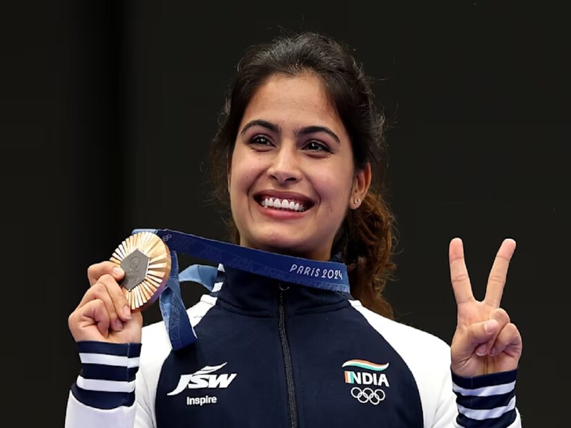 মনু বলছেন, “এমন অভিজ্ঞতা জীবনে একবারই হয়।’’ অলিম্পিক্সে ১০ মিটার এয়ার পিস্তল ইভেন্টে ব্রোঞ্জ জিতেছেন মনু। তারপর ১০ মিটার এয়ার পিস্তল মিক্সড ইভেন্টে সরবজোত সিংয়ের সঙ্গে ভারতকে এনে দিয়েছেন দ্বিতীয় ব্রোঞ্জ পদক। অল্পের জন্য ২৫ মিটার পিস্তলে পদক হাতছাড়া হয়েছে মনুর। নাহলে তৈরি হত এক অনন্য রেকর্ড। 