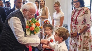 ওয়ারশ বিমানবন্দরে প্রধানমন্ত্রীকে উষ্ণ অভ্যর্থনা জানানো হয়৷ হোটেলে পৌঁছানোর পর প্রধানমন্ত্রী প্রবাসী ভারতীয়দের সঙ্গে দেখা করেন৷  (Image: PTI)