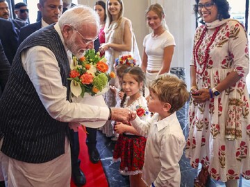 ওয়ারশ বিমানবন্দরে প্রধানমন্ত্রীকে উষ্ণ অভ্যর্থনা জানানো হয়৷ হোটেলে পৌঁছানোর পর প্রধানমন্ত্রী প্রবাসী ভারতীয়দের সঙ্গে দেখা করেন৷  (Image: PTI)