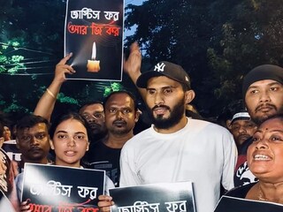 স্ত্রী কস্তুরীর সঙ্গে ‘We Want Justice’ পোস্টার হাতে রাস্তায় মোহনবাগান অধিনায়ক শুভাশিস