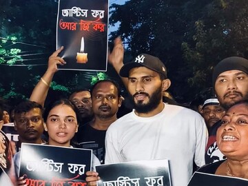 স্ত্রী কস্তুরীর সঙ্গে ‘We Want Justice’ পোস্টার হাতে রাস্তায় মোহনবাগান অধিনায়ক শুভাশিস