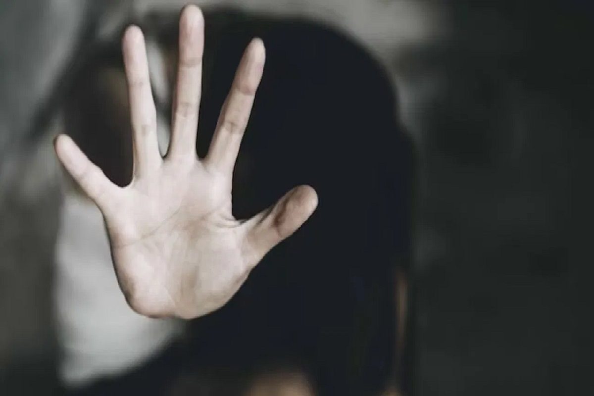 পরকীয়ায় লিপ্ত স্ত্রী! সন্দেহের বশেই বউয়ের দু’হাত কেটে দিল স্বামী পরকীয়ায় লিপ্ত স্ত্রী! সন্দেহের বশেই বউয়ের দু’হাত কেটে দিল স্বামী