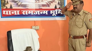 থানার বড়বাবুর চেয়ারে বসে বাঁদর, পাশে দাঁড়িয়ে তাকে স্যালুট করছেন SHO ! 