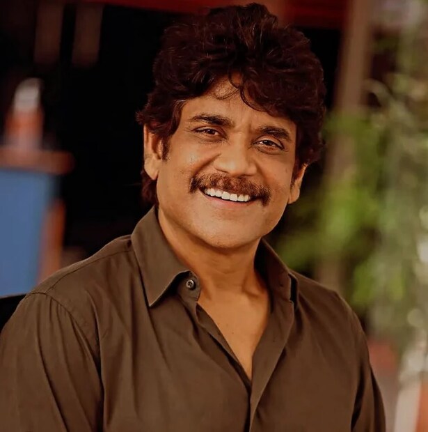 এক সময় বলিউড অভিনেত্রী টাবু তাঁর প্রেমে পড়েছিলেন বলে জোর গুঞ্জন রয়েছে সিনে দুনিয়ায়। তাঁকেই ভারতের তৃতীয় ধনী অভিনেতা বলা হয়। কে তিনি? ৩১০০ কোটির মালিক এই অভিনেতা আর কেউ নন, তেলেগু সুপারস্টার নাগার্জুন আক্কিনেনি।