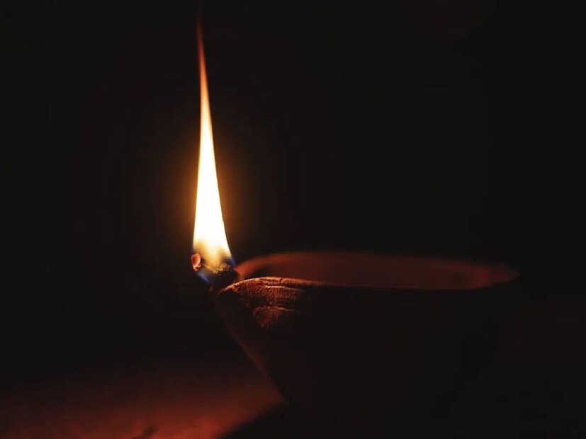 দাবিত্যাগ: রাশিচক্র, ধর্ম ও শাস্ত্রের ভিত্তিতে জ্যোতিষী ও আচার্যদের সঙ্গে কথা বলে এই সংবাদে দেওয়া তথ্য লেখা হয়েছে। কোনও ঘটনা, দুর্ঘটনা বা লাভ-ক্ষতি নিছকই কাকতালীয়। জ্যোতিষীদের কাছ থেকে তথ্য নিয়ে সবার স্বার্থে লেখা হয়েছে। নিউজ-18 এই সমস্ত তথ্যের সত্যতা নিশ্চিত করে না।