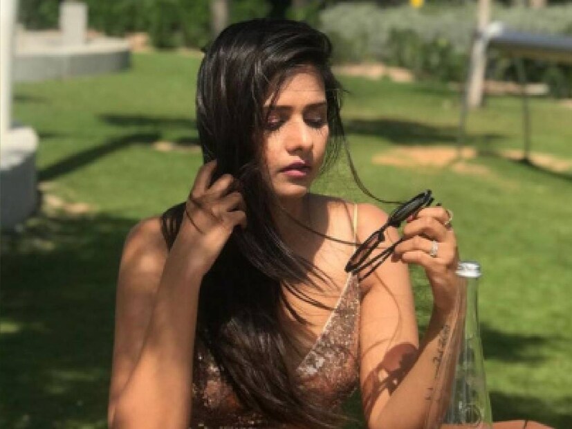  এর আগে নিখিল অভিনেত্রীকে আইনি নোটিসও পাঠিয়েছিলেন এবং তাঁর বিরুদ্ধে হেনস্থার অভিযোগ এনেছিলেন। প্যাটেল সাক্ষাৎকারে বলেছেন, ভারতীয় দণ্ডবিধি, ২০০০ সালের তথ্য প্রযুক্তি আইন (ভারত) এবং ২০১২ সালের যৌন অপরাধ আইন (ভারত) থেকে শিশুদের সুরক্ষার অধীনে দলজিৎ কৌরের পোস্টগুলি তাঁকে বিবাহ বহির্ভূত সম্পর্কের অভিযোগে অভিযুক্ত করেছে। যা কিনা ভুল ছিল বলে তাঁর দাবি।