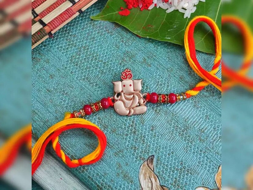 ধর্মীয় বিশ্বাস অনুসারে, রাখিতে তিনটি গাঁট বাঁধা অত্যন্ত শুভ। কথিত আছে যে, এই তিনটি গিঁট সরাসরি ব্রহ্মা, বিষ্ণু এবং মহেশ্বরের সঙ্গে সম্পর্কযুক্ত। তাই রাখি বাঁধার সময় প্রথম গিঁটটি ভাইয়ের দীর্ঘায়ু, দ্বিতীয় গিঁটটি নিজের দীর্ঘায়ু এবং তৃতীয় গিঁটটি ভাই-বোনের সম্পর্কের মধ্যে ভালবাসা ও মাধুর্য আনার জন্য দেওয়া হয়।