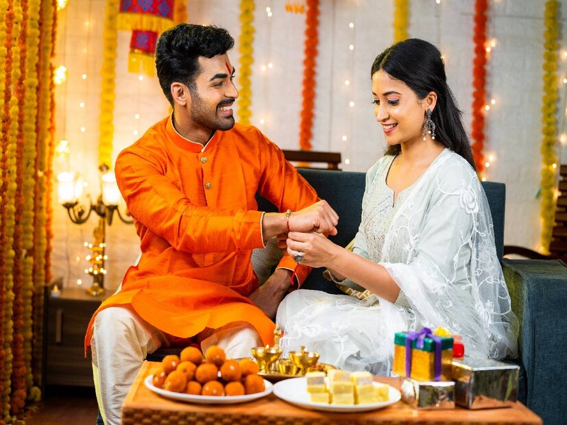 ভাই এবং বোনের মধ্যে অটুট ভালবাসার সম্পর্ক রক্ষা করতে প্রত্যেক বছর পালন করা হয় রাখি৷ শ্রাবণ মাসের পূর্ণিমা তিথিতে দাদা ও ভাইদের হাতে ভালবাসার রাখি পরিয়ে দেন দিদি ও বোনেরা। এ বছরে ১৯ অগাস্ট, সোমবার পালিত হচ্ছে রাখি উৎসব৷