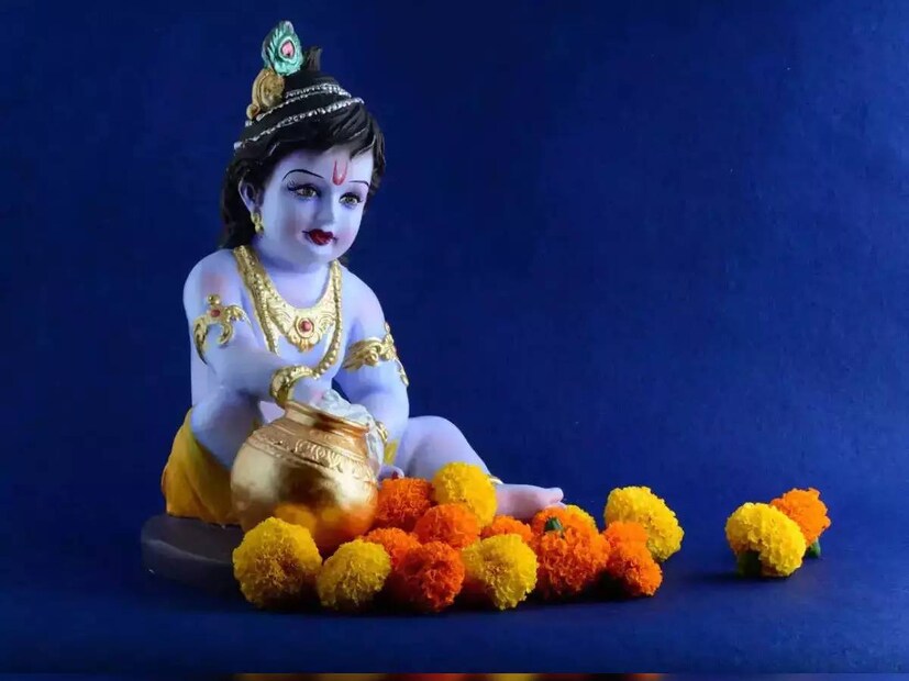 ভোপালের বাসিন্দা জ্যোতিষী ও বাস্তু পরামর্শদাতা পণ্ডিত হিতেন্দ্র কুমার শর্মার কাছ থেকে জেনে নিই, জন্মাষ্টমীর দিন কোন কোন জিনিস দান করা শুভ৷