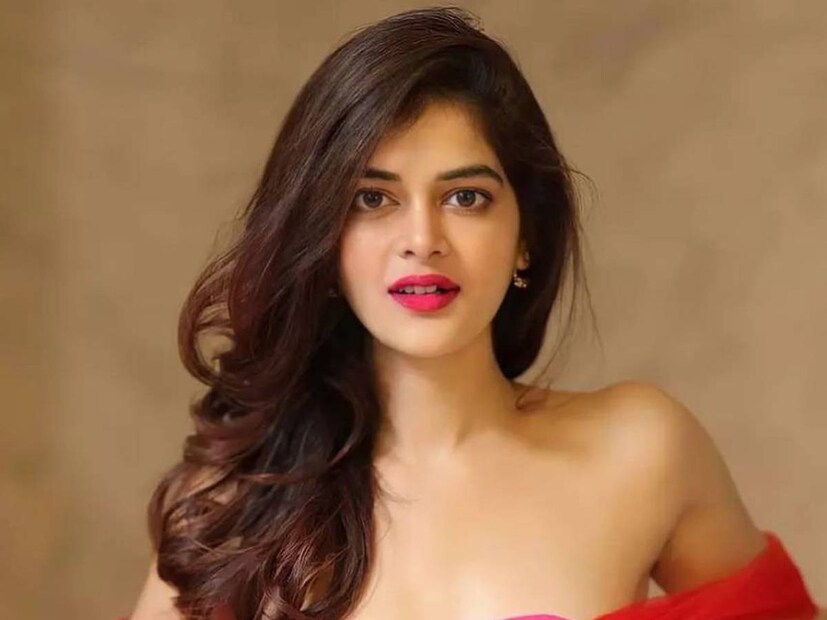 অভিনেত্রীর মতে, মেয়েরা চান তাঁরা যাকে নিশ্চিন্তে বাড়ি ফিরতে পারবে, রাত করে কর্মস্থল থেকে বেরিয়েও যাতে তারা কোনও বিপদের সম্মুখীন না হতে হয়। নারীসুরক্ষা নিশ্চিত হোক, নিজের ভিডিওর মাধ্যমে সেই বার্তাই দিতে চেয়েছেন মধুমিতা।