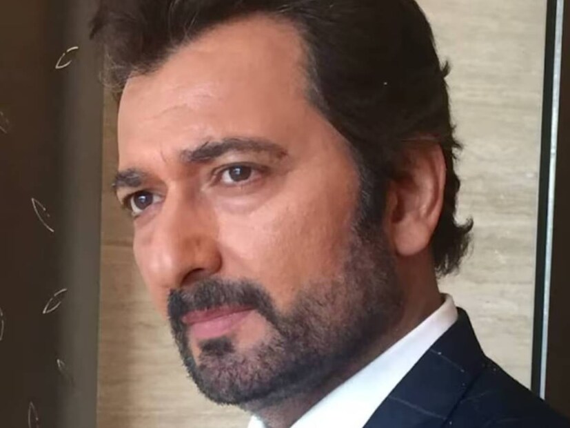 অবিনাশ তাঁর ব্যক্তিগত জীবনেও এগিয়ে গিয়েছিলেন। মডেলিং করার সময় ছায়া নামে এক মডেলের সঙ্গে পরিচয় হয়। দু'জনেই একে অপরের প্রেমে পড়েন। ১৯৯০ সালে বিয়ে করেন। কিন্তু বিয়েই ছিল তাঁর জীবনের অন্যতম ভুল সিদ্ধান্ত।