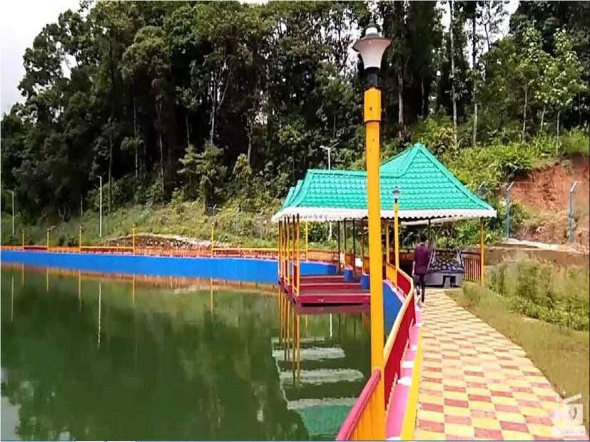 *কালিম্পংয়েও তেমনই একটি নতুন জায়গা তৈরি হয়েছে। এই জায়গাটির নাম নোকদারা লেক। কালিম্পংয়ের পর্যটকদের এখন মূল আকর্ষণে পরিণত হয়েছেন এই নোকদারা লেক। পাহাড়ের কোলে মিরিক হ্রদের মতোই স্বচ্ছ্ব জলের এই হ্রদটি। তাতে সাজিয়ে তোলা হয়েছে।