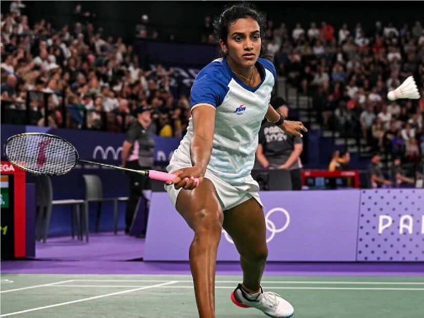 যার জেরে প্রশ্ন উঠছে গেমস ভিলেজের সবচেয়ে গুরুত্বপূর্ণ নিরাপত্তা ব্যবস্থা নিয়ে। এমন নয় যে কোনও এক দেশের খেলোয়াড়রা সমস্যা নিয়ে অভিযোগ করছেন। বেশিরভাগ অ্যাথলিটদের অভিযোগ একই। ভারতীয় ব্যাডমিন্টন খেলোয়াড় পিভি সিন্ধুর রুমের ফ্যান নষ্ট হয়ে গেছে। যার কারণে গরমের সঙ্গে হিমশিম খেতে হয়েছে তাঁকে।
